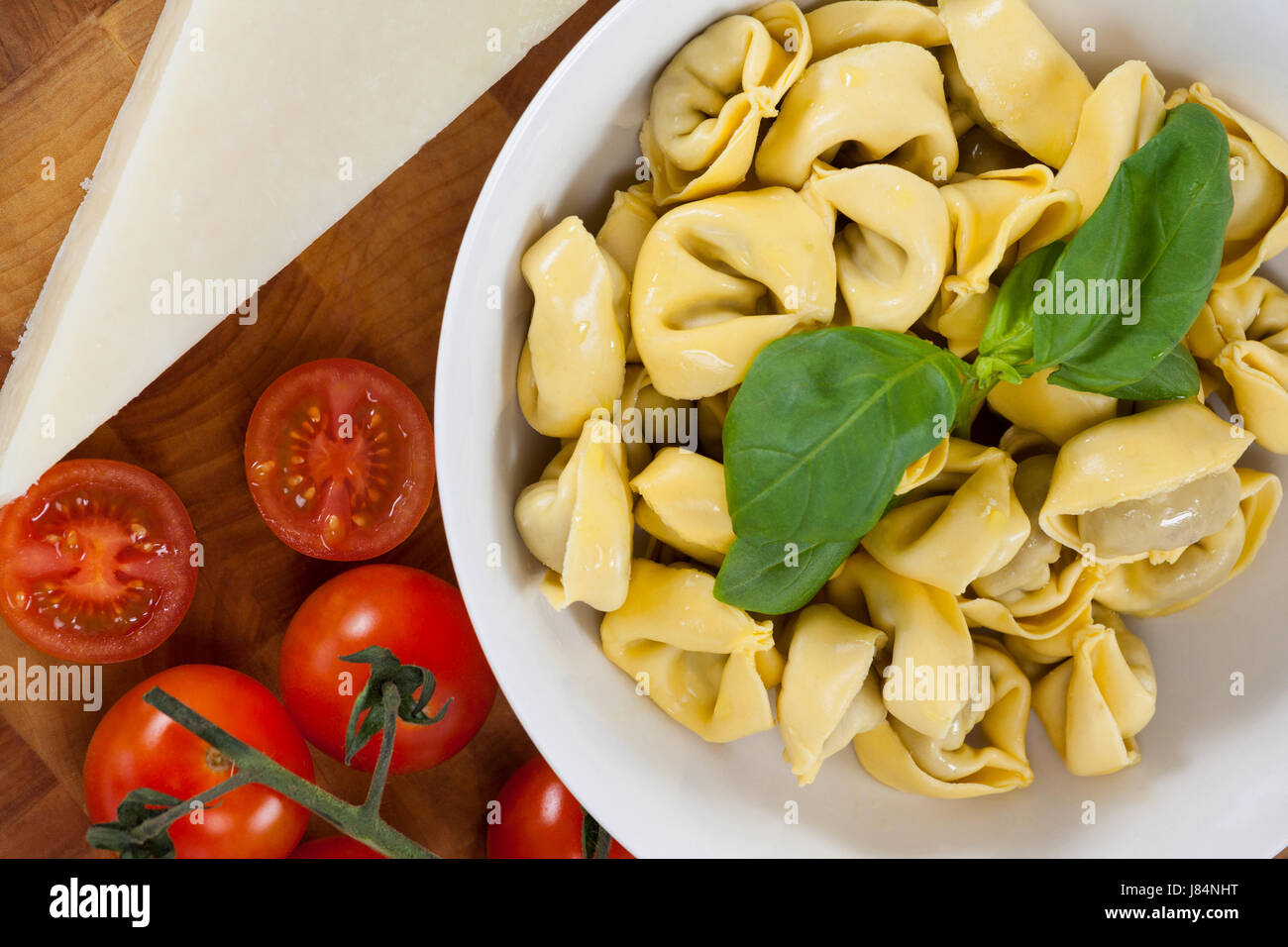 Nahaufnahme von Nudeln mit Kräutern, Käse, Tomaten und Serviette Tuch Stockfoto