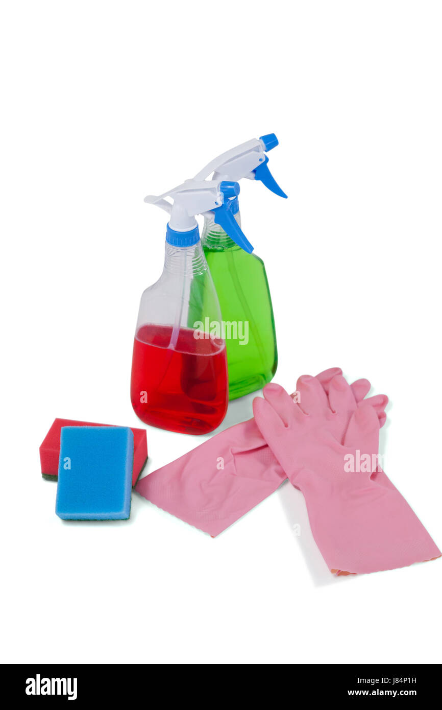 Reiniger spray Flaschen, Schwamm-Pad und Kautschuk-Handschuh auf weißem Hintergrund angeordnet Stockfoto