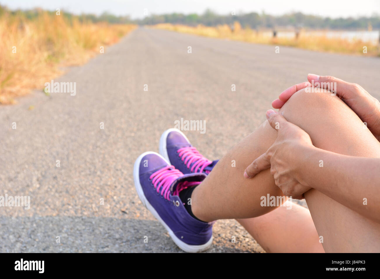 Closeup Beine Haut auf Straße und unter freiem Himmel für Gesundheits-Konzept Stockfoto