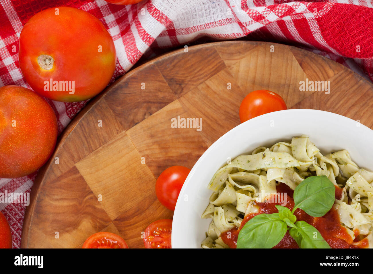 Nahaufnahme von Bandnudeln Nudeln mit Tomaten, Kräutern und Serviette Tuch Stockfoto