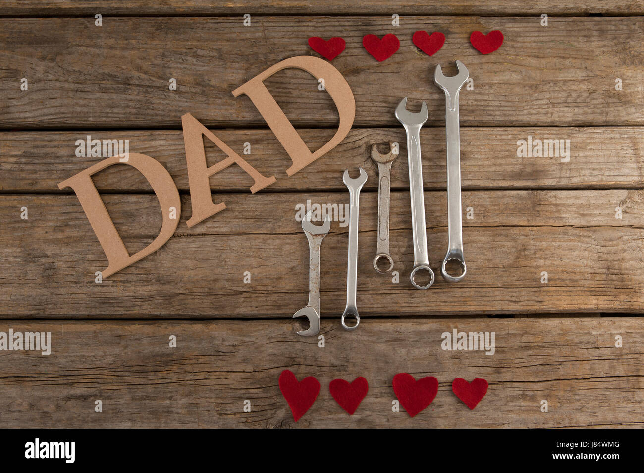 Nahaufnahme von verschiedenen Schraubenschlüssel und Text Vater auf Holzbrett Stockfoto