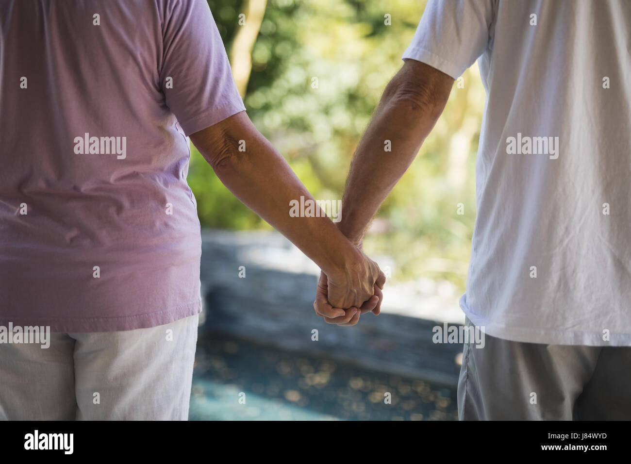 Mittleren Bereich der älteres paar zusammenstehen und Hand in Hand Stockfoto