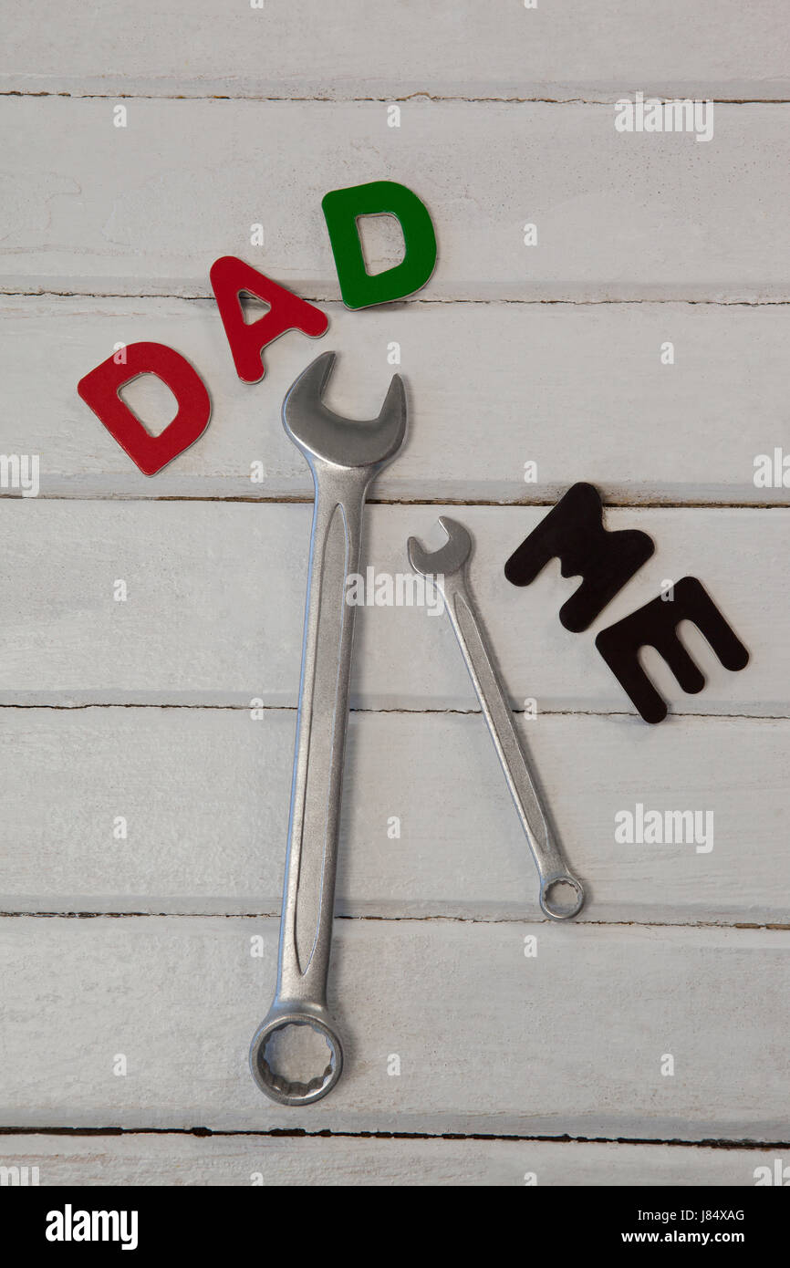 Schraubenschlüssel, Schraubendreher mit Text Papa und mich auf Holzbrett Stockfoto