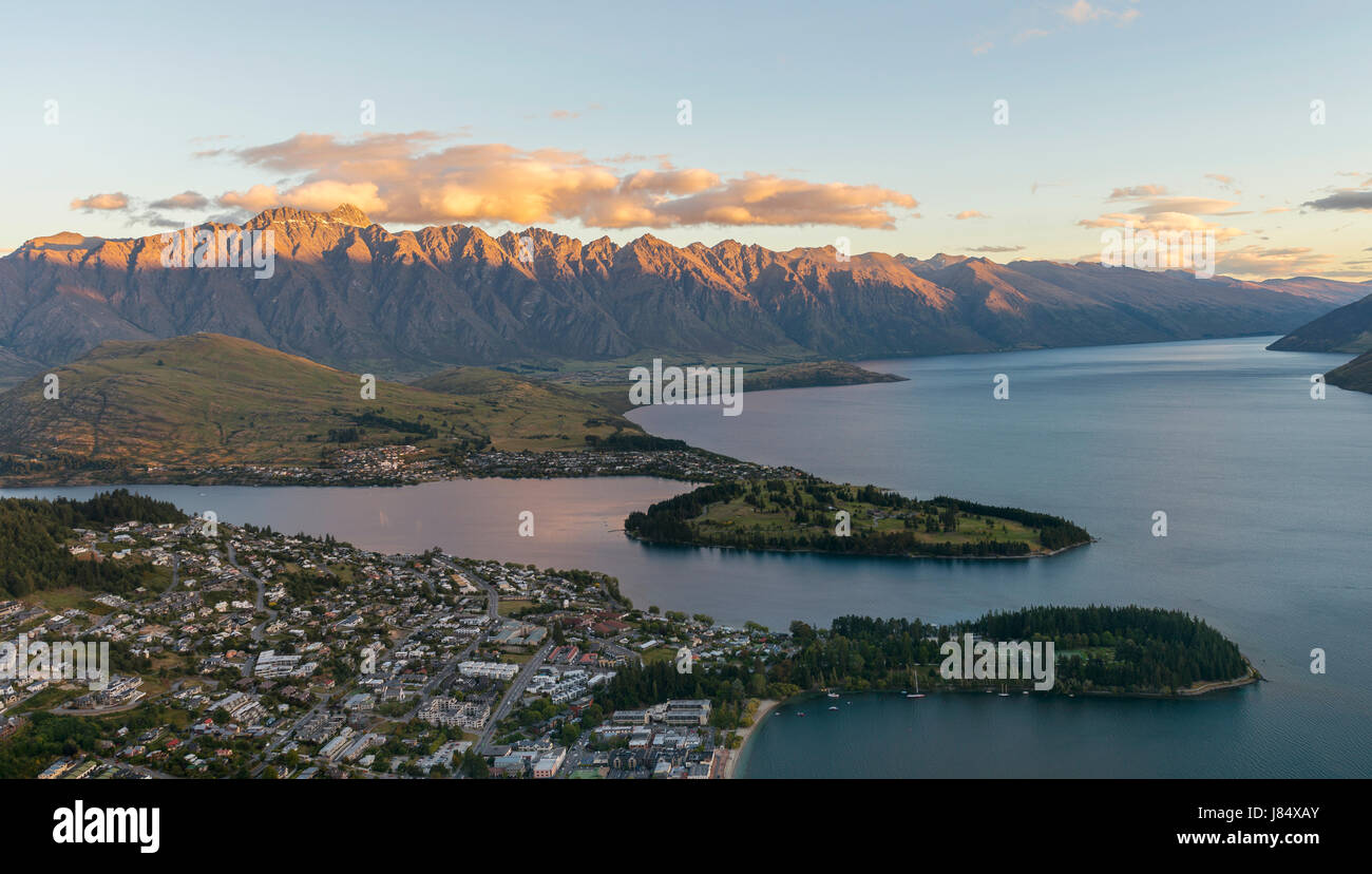 Blick auf Lake Wakatipu und Queenstown bei Sonnenuntergang, Ben Lomond Landschaftsschutzgebiet, Bergkette The Remarkables, Otago, Südinsel Stockfoto