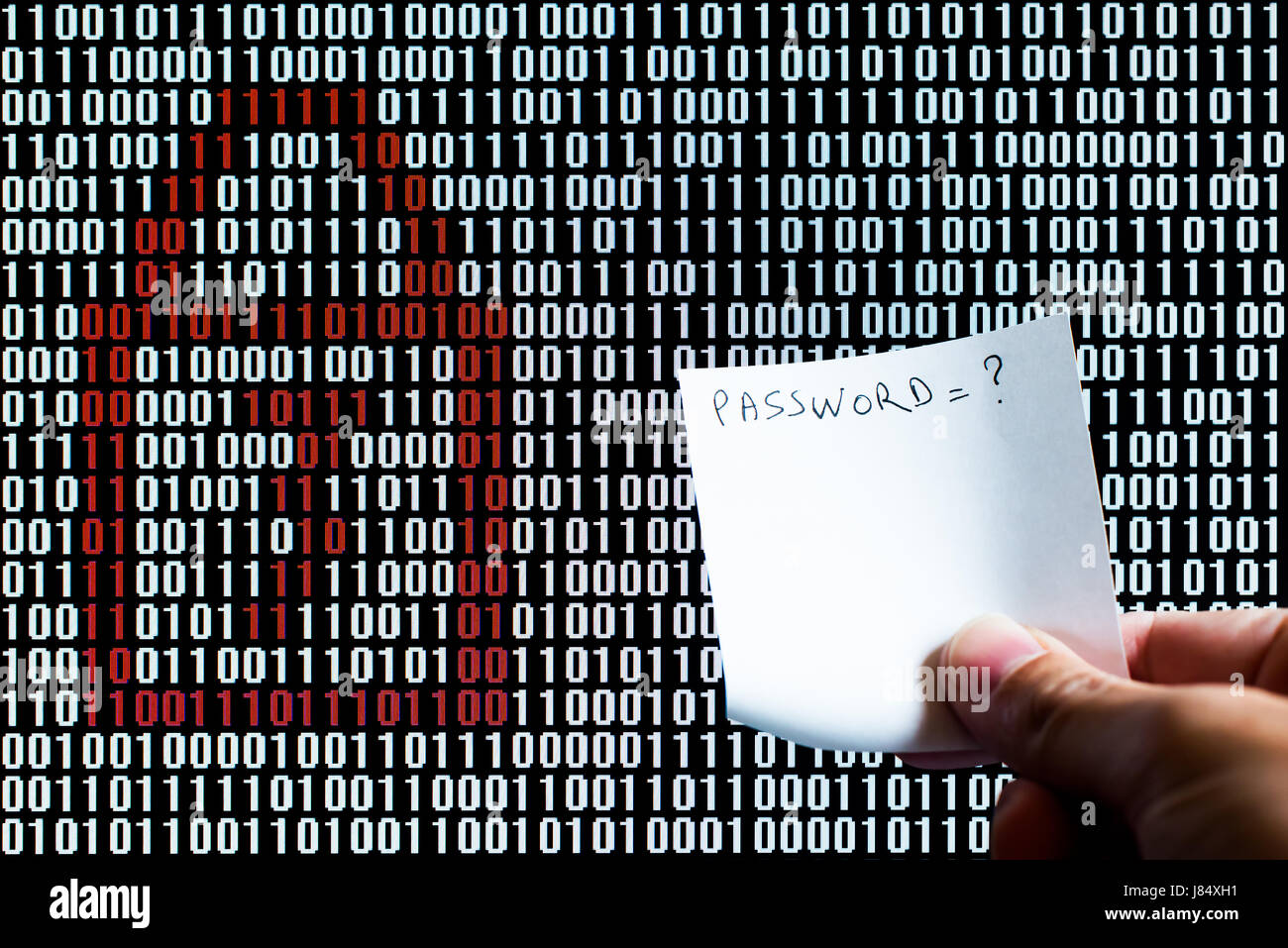 Hand hält eine Papier vor einem verschlossenen Binärcode-Bildschirm Stockfoto