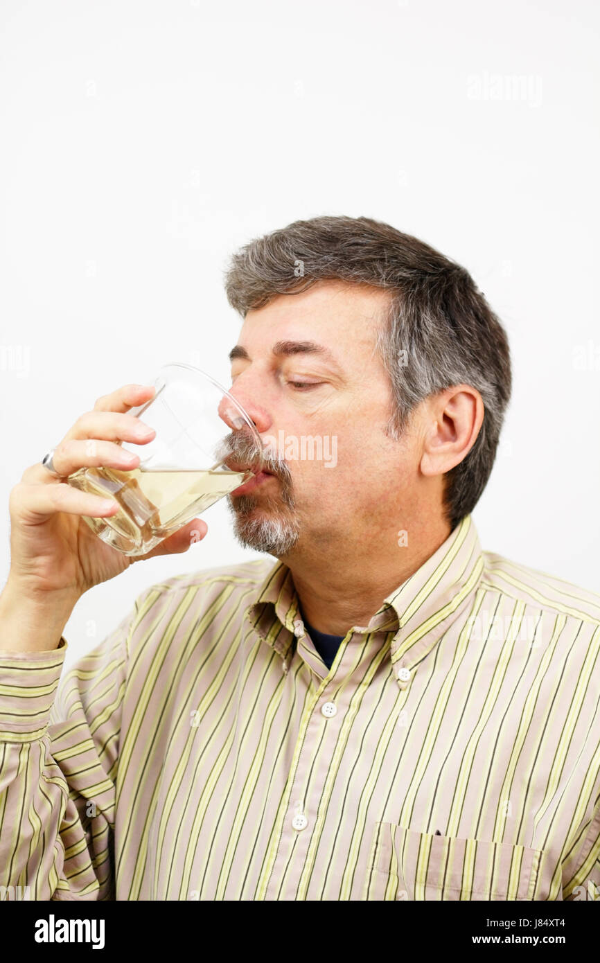 Trinken Sie trinken Lätzchen flüssige männlichen maskulinen Saft Flüssigkeit Mann Glas Kelch Becher Stockfoto