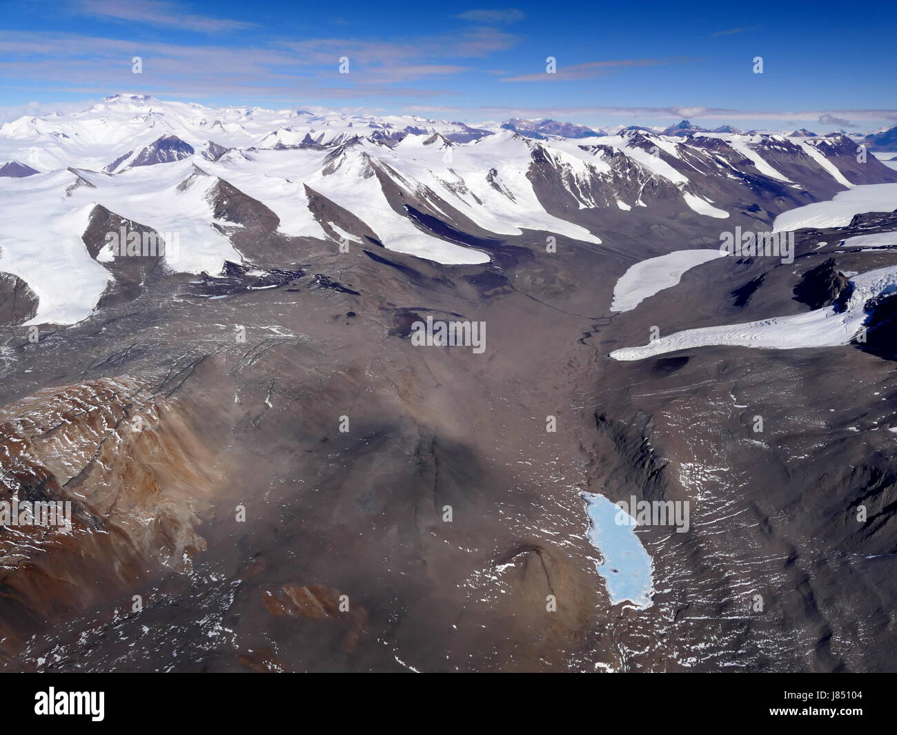 Luftaufnahme der Mumie Teich und das Taylor Valley, McMurdo Dry Valleys, Antarktis Stockfoto