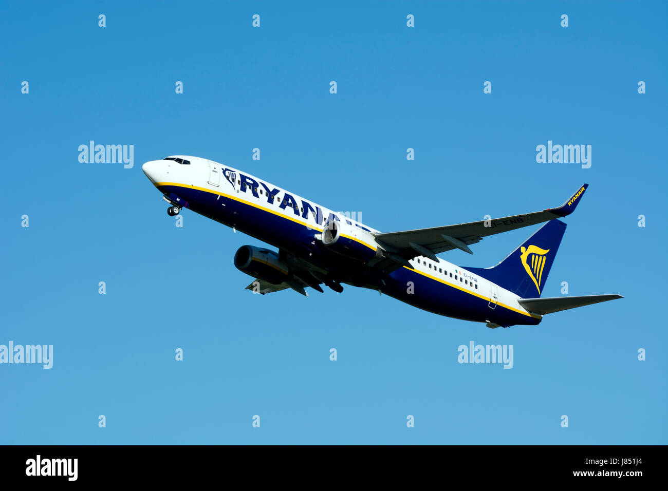 Ryanair Boeing 737-8AS am Flughafen Birmingham, UK (EI-ENB) ausziehen Stockfoto