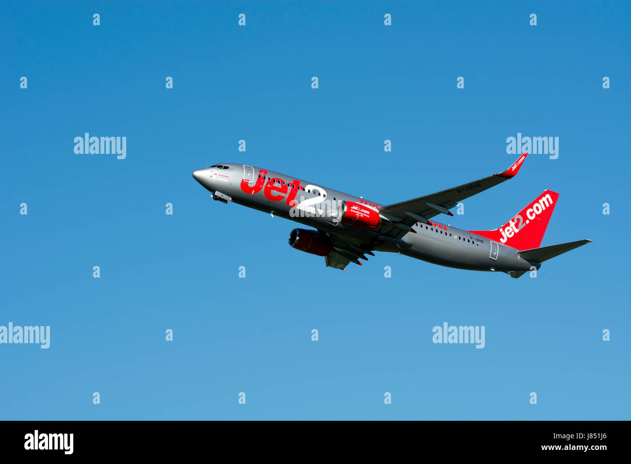 Jet2 Boeing 737 - 8MG abnehmen am Flughafen Birmingham, UK (G-JZHZ) Stockfoto