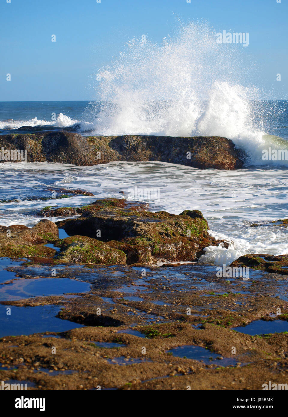 Wellen Küste Spray smash Salzwasser Meer Ozean Wasser weiße Farbe Bali Indonesien Stockfoto