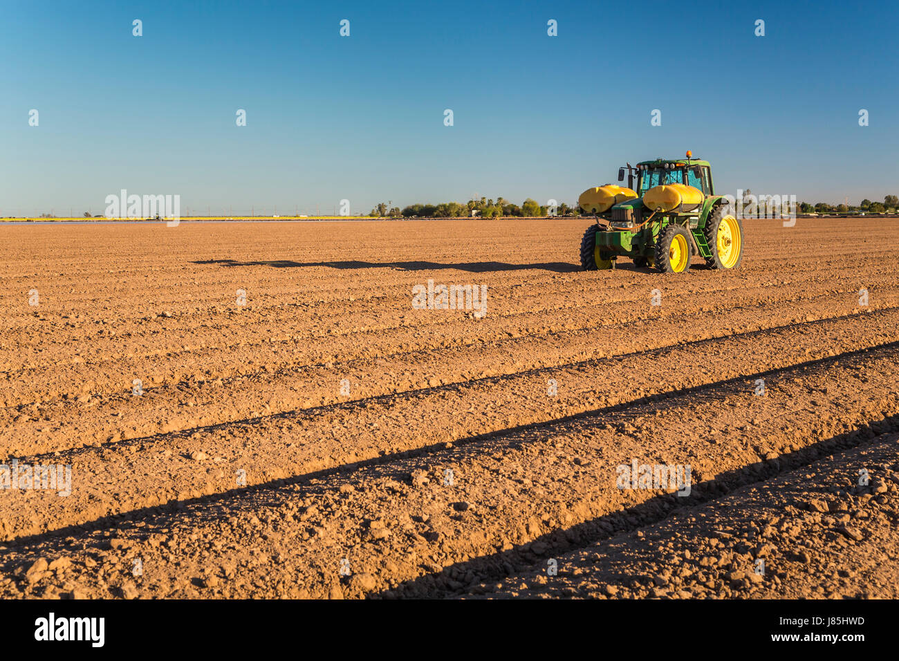 Ein Traktor auf einem Feld frisch zubereitet für die Bewässerung in den Imperial Valley, Kalifornien, USA. Stockfoto