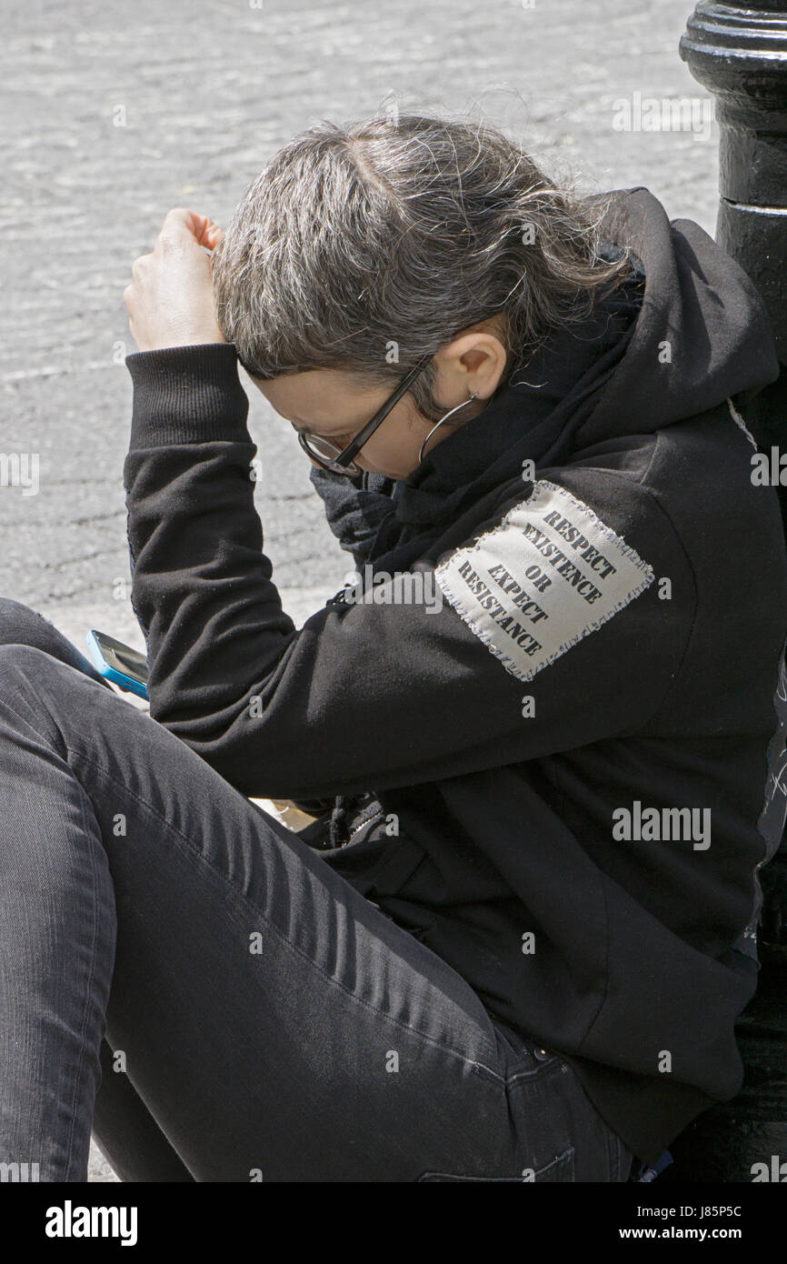 Eine Frau am Union Square mit einem Anti-Trump-Patch an ihrer Jacke lesen, "Respekt Existenz oder Widerstand erwarten." Stockfoto