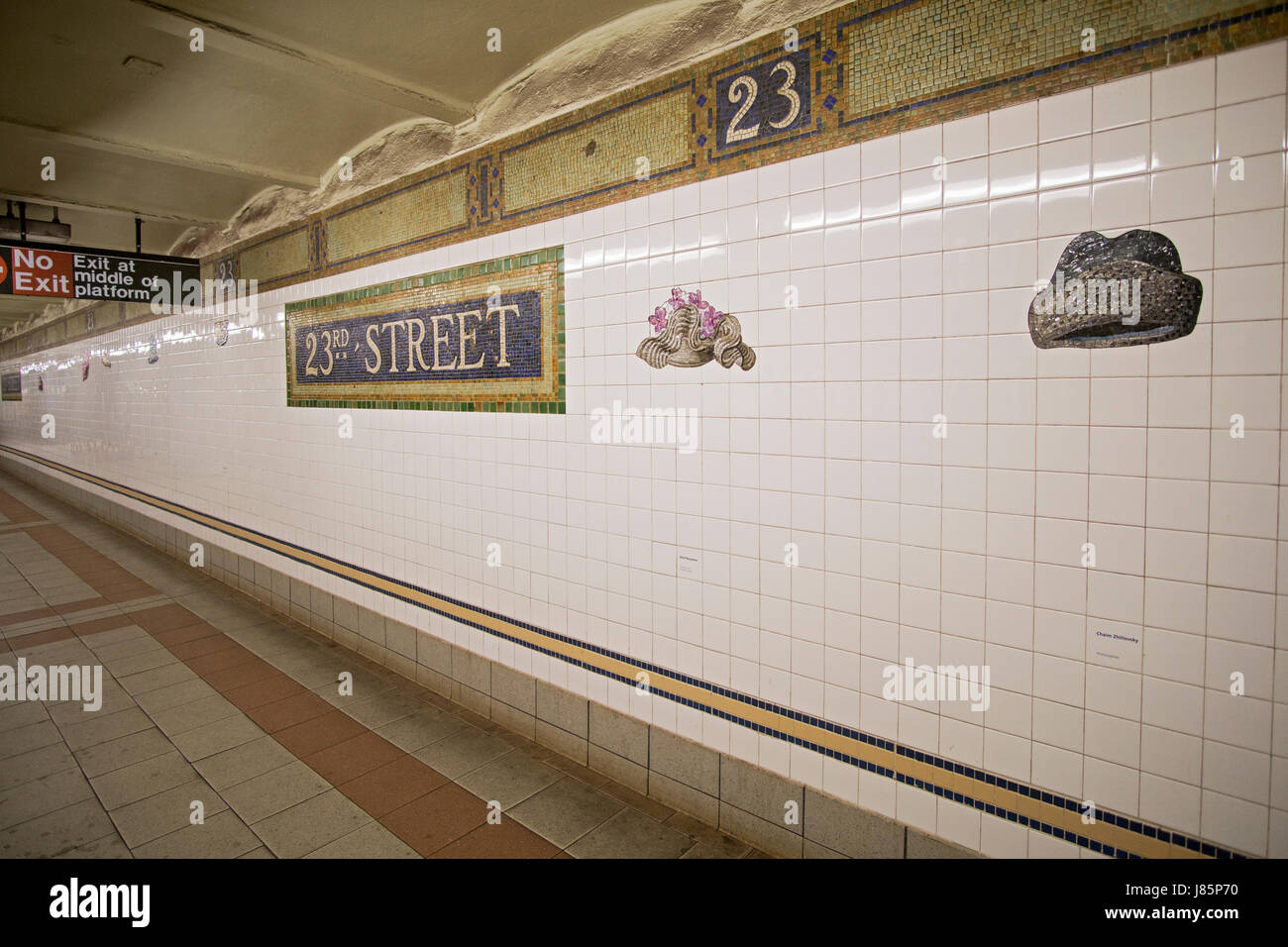 U-Bahn-Kunst in der 23rd Street n, Q und R u-Bahnsteig in Manhattan, New York City. Lager u Fotokunst in der 23rd Street n, Q und R Trai Stockfoto