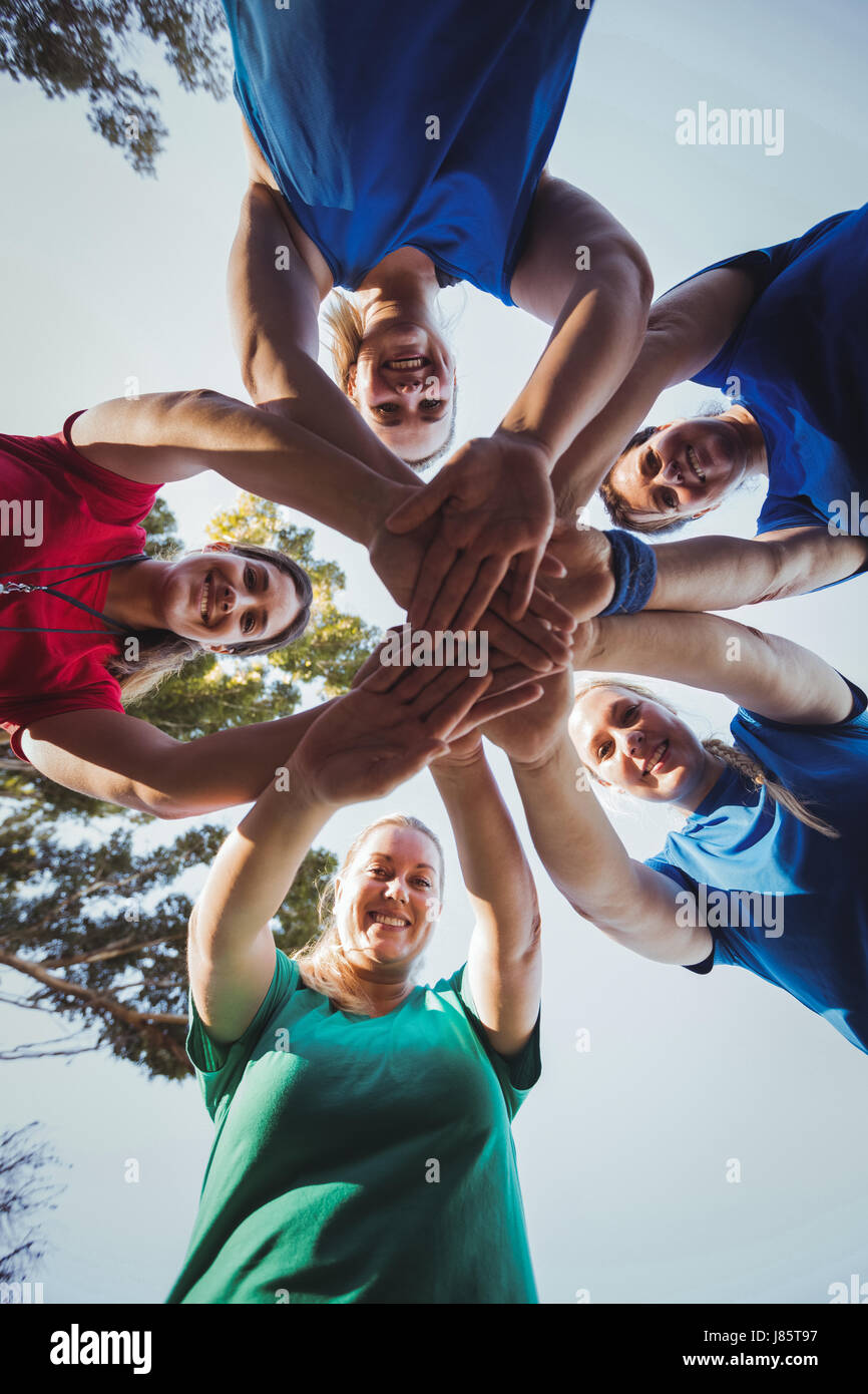 Porträt von Fit Damen Gruppe bilden Hand Stapel in das Boot camp Stockfoto