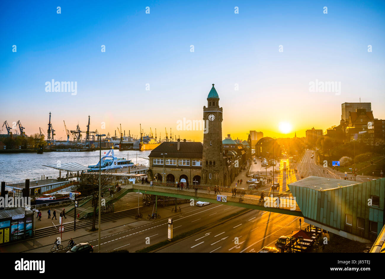 Uhrturm, Gauging Turm, St. Pauli Landung inszeniert mit Hafen bei Sonnenuntergang, Landung Stadien, Elbe, St. Pauli, Hamburg, Deutschland Stockfoto