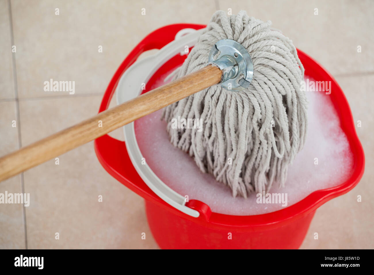 Rot Fliesenboden Stockfotos und -bilder Kaufen - Alamy