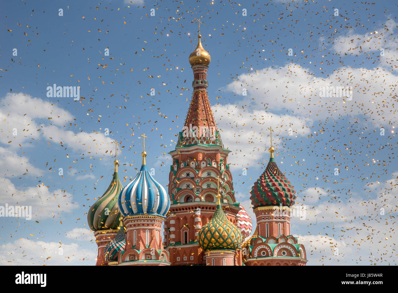 Goldene Konfetti auf Hintergrund der Kuppel der Basilius Kathedrale auf dem Roten Platz in Moskau, Russland Stockfoto