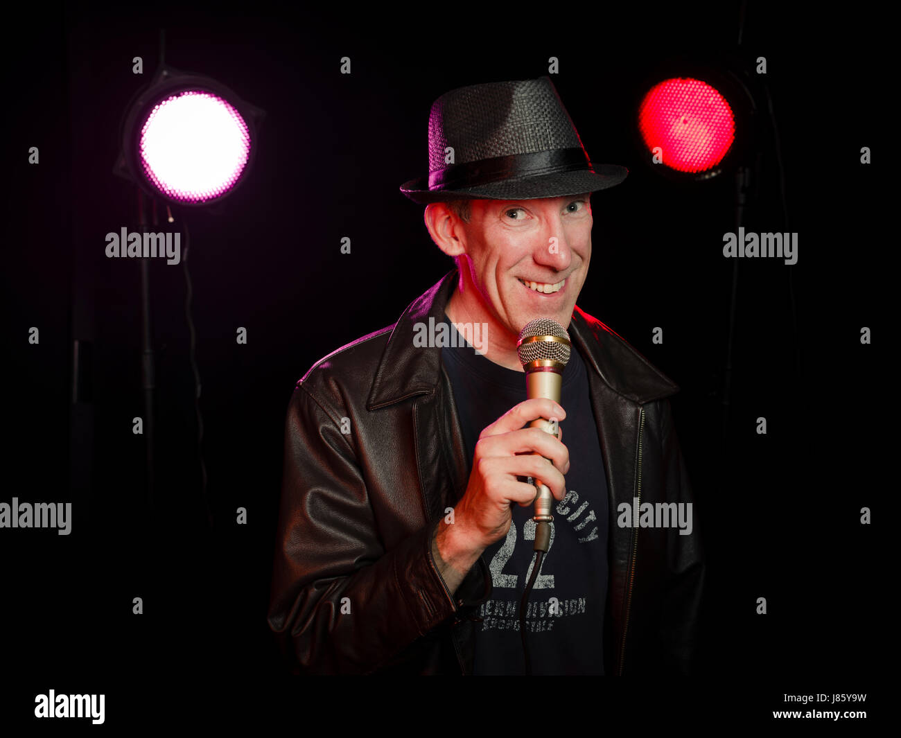 Stand-up Comedian Auftritten auf der Bühne mit Mikrofon Stockfoto