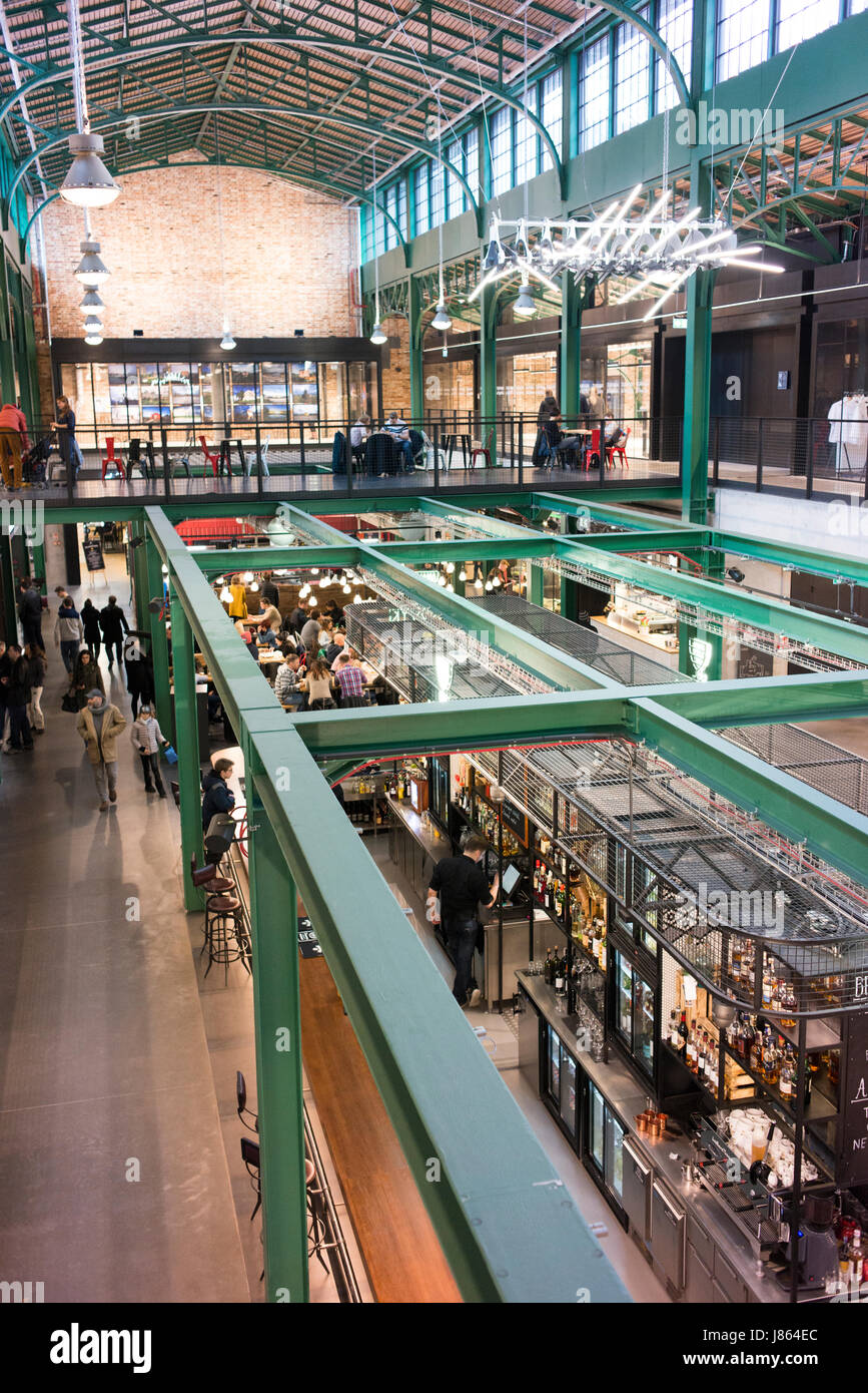 Hala Koszyki ist eine renovierte traditionelle Markthalle in Warschau, umgebaut zum modernen Restaurants, Feinkostläden und anderen gehobenen Geschäften. Stockfoto