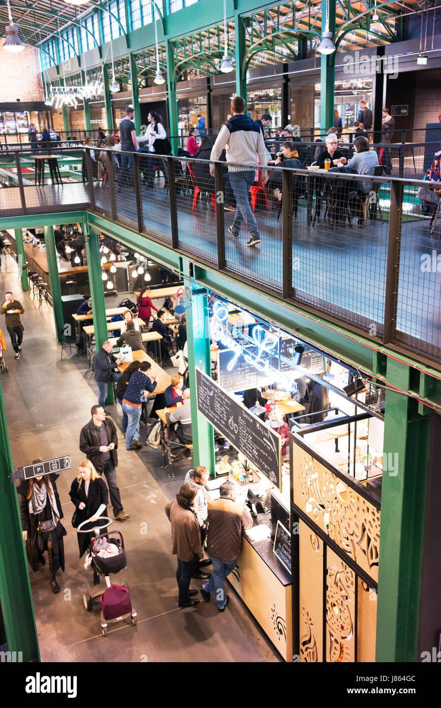 Hala Koszyki ist eine renovierte traditionelle Markthalle in Warschau, umgebaut zum modernen Restaurants, Feinkostläden und anderen gehobenen Geschäften. Stockfoto