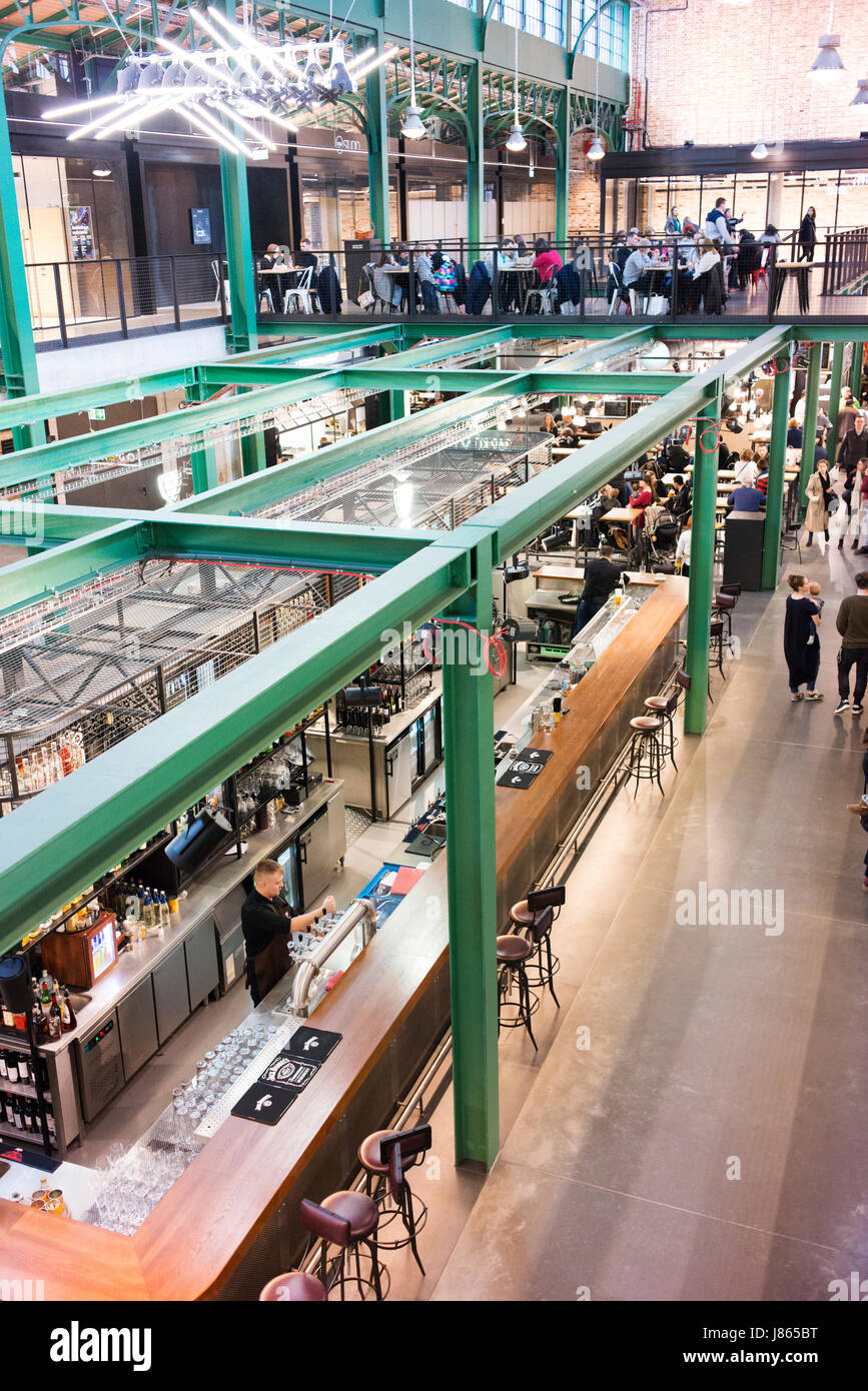 Hala Koszyki ist eine renovierte traditionelle Markthalle in Warschau, umgebaut zum modernen Restaurants, Feinkostläden und anderen gehobenen Geschäften. Stockfoto