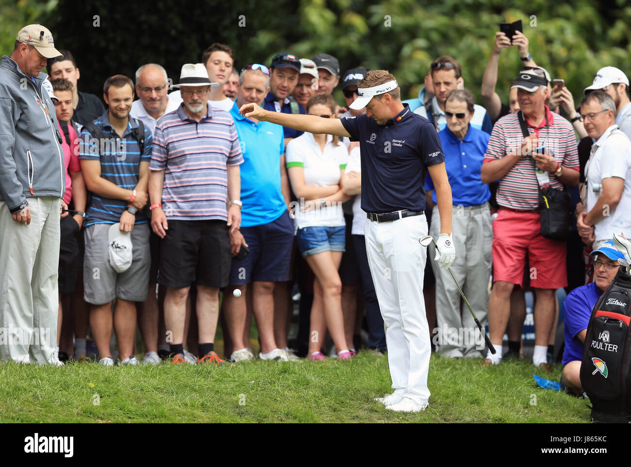 Englands Ian Poulter fällt seinen Ball, nachdem er auf einer Zuschauer-Tasche auf das dritte Loch tagsüber drei 2017 BMW PGA Championship in Wentworth Golf Club, Surrey landet. Stockfoto