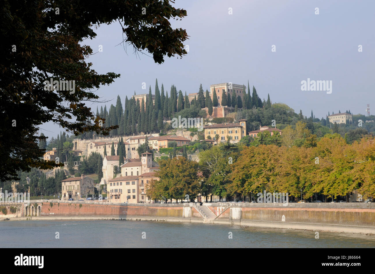 Italien-Flusswasser handeln Leistung Etsch Hgel s Pietro Verona Adige veneto Stockfoto