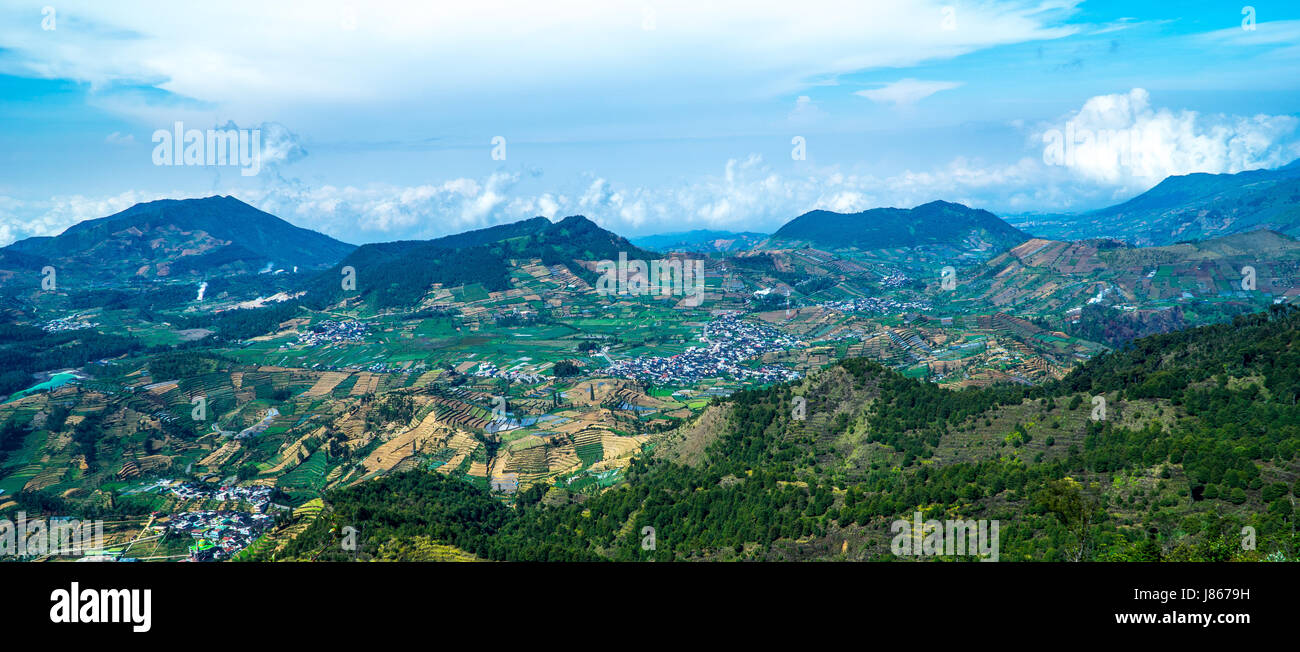 Blick auf die Berge von Dieng - Indonesien Stockfoto