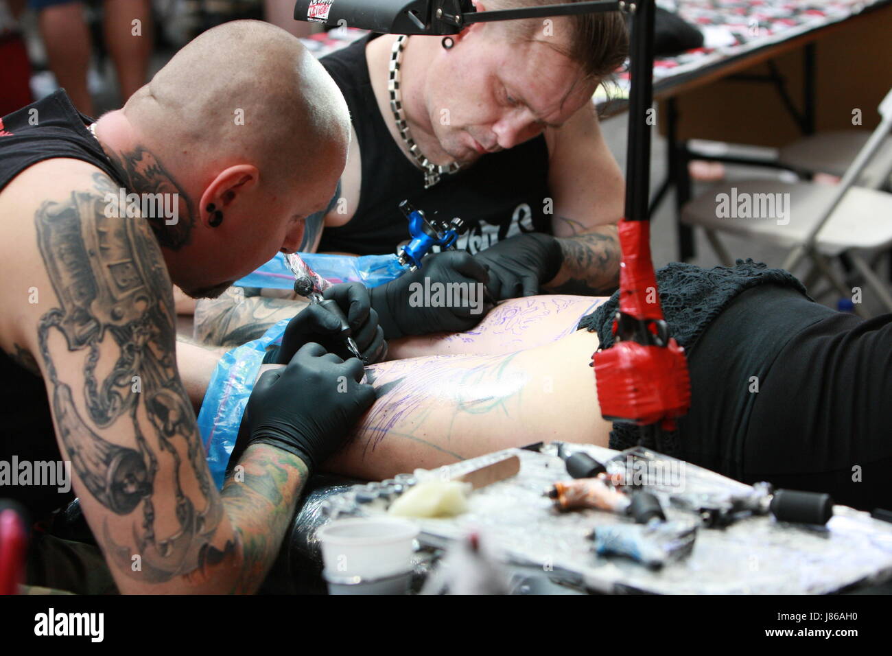 Alexandra Palace, Nord-London, UK. 29. Juni 2017. Der Great British Tattoo Show dieses Wochenende und Feiertagen mit traditionellen, modernen und urbanen Unterhaltung. Die Show erhielt Hunderte von Tinte-Enthusiasten mit über 300 Tätowierer, Einkaufen, Musik und Barbiere für jedermann zu genießen. Bildnachweis: Enrique Guadiz/Alamy Live-Nachrichten Stockfoto