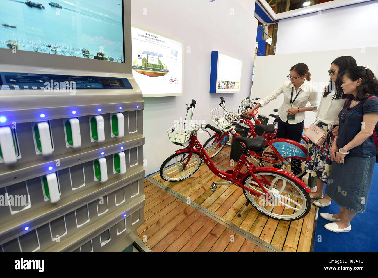 (170527)--HANGZHOU, 27. Mai 2017 (Xinhua)--Menschen sehen ein e-Bike-sharing-System bei Hangzhou International Future Life Festival in Hangzhou, Hauptstadt der ostchinesischen Provinz Zhejiang, 27. Mai 2017. Das 3-Tages-Festival würde zeigen einige Technologien und Lösungen, die zukünftige Leben beeinflussen können. (Xinhua/Li Zhong) (Zkr) Stockfoto
