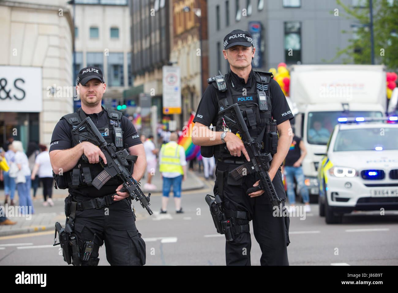 Bewaffnete Polizisten auf den Straßen von Birmingham Terrorismus Waffen Stockfoto