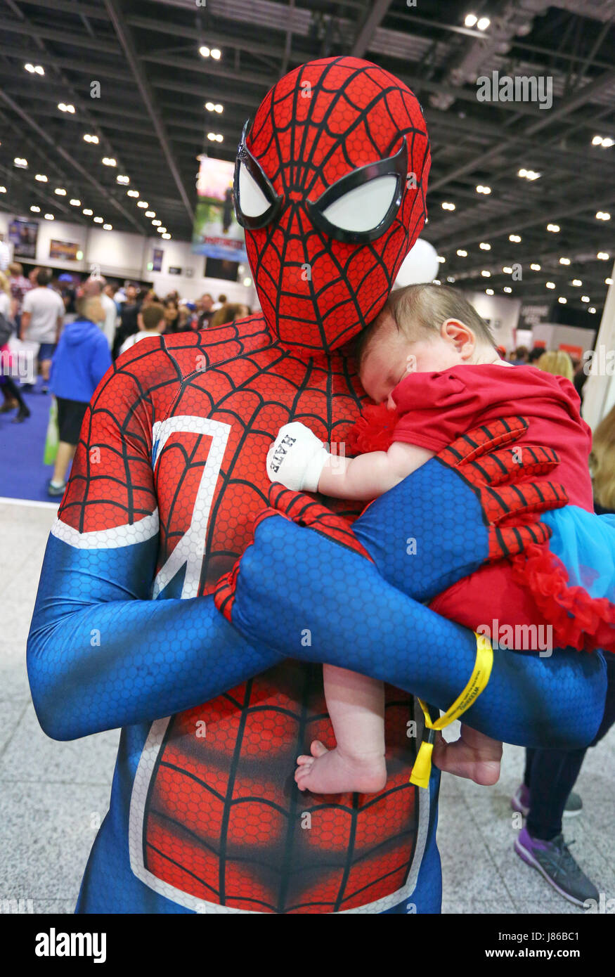 London, UK. 27. Mai 2017. Spiderman mit einem winzigen Spidey Junior bei MCM London Comic Con 2017 Tag zwei bei Excel, London Credit: Paul Brown/Alamy Live News Stockfoto