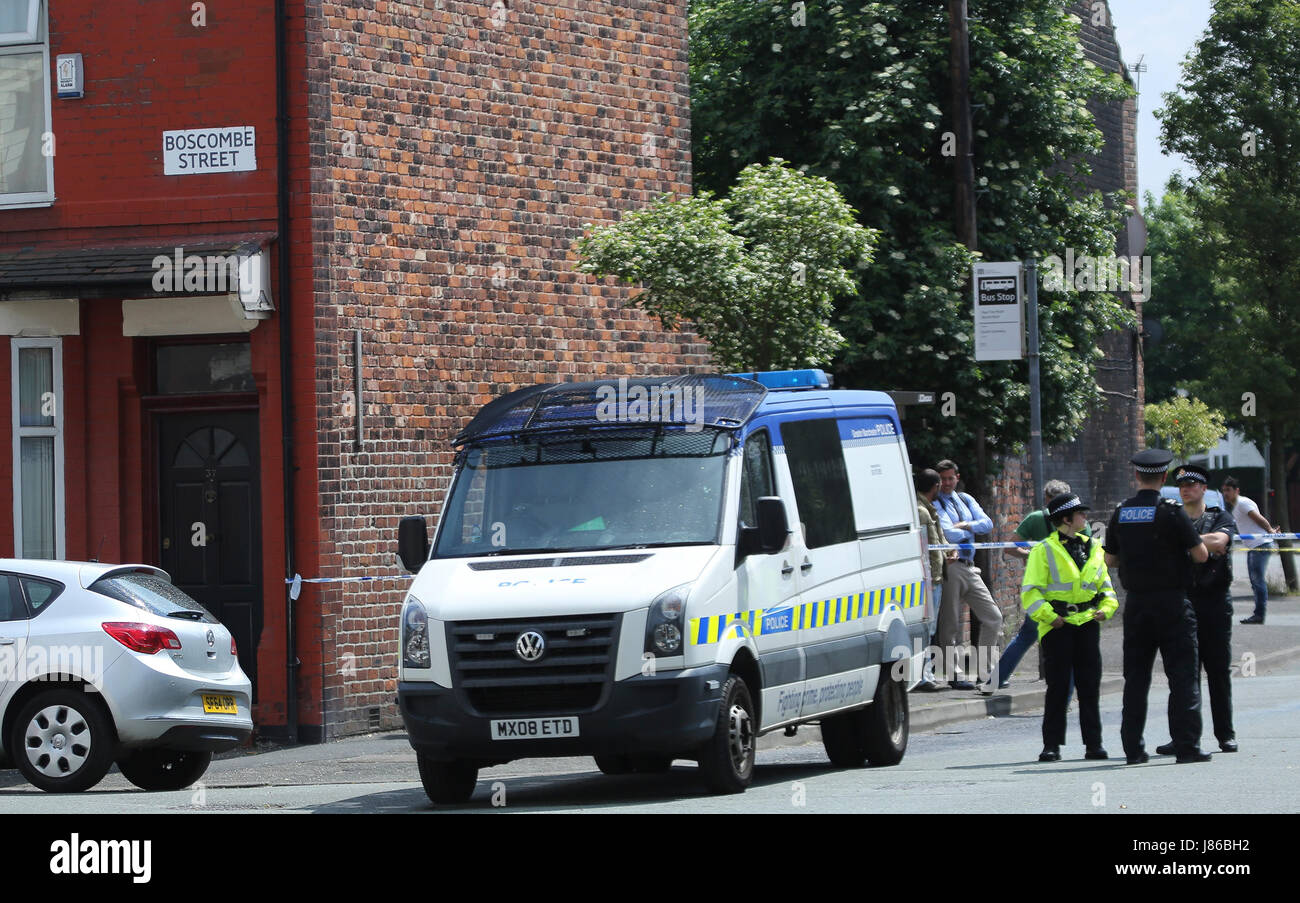 Manchester, UK. 27. Mai 2017. Polizei blockieren Straße nach Haus in Boscombe Avenue überfallen. Moss Side Manchester. , Polizei Bezug von Inhalten von Haus in Boscombe Straße überfallen abnehmen. Moss Side Manchester. Bildnachweis: GARY ROBERTS/Alamy Live-Nachrichten Stockfoto