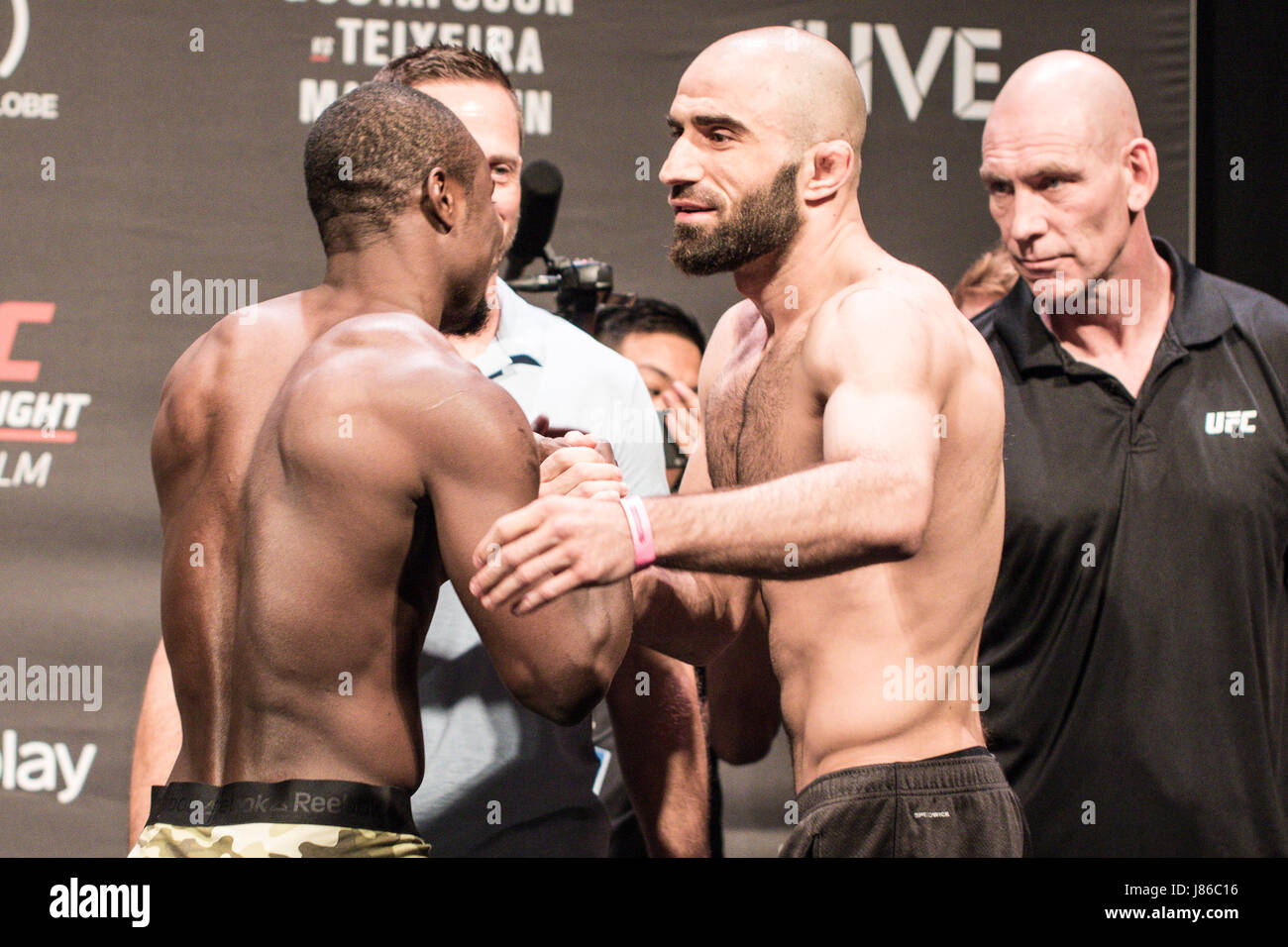 Ericsson Globe in Stockholm, Schweden. 27. Mai 2017. Abdul Rezak Alhassan und Omari Akhmedov Gesicht weg während der UFC Stockholm - Wiegen inns Credit: Dan Cooke/Alamy leben Nachrichten Stockfoto