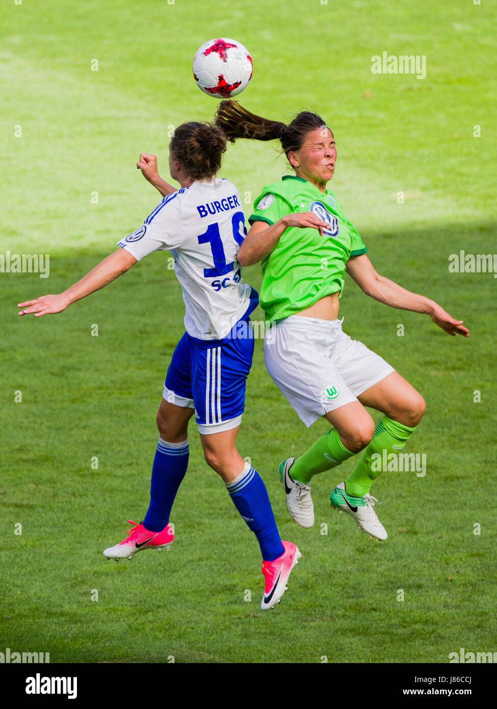 Sand Nina Burger (L) und Wolfsburg Sara Björk Gunnarsdottir wetteifern um die Kugel während der deutsche DFB-Pokal Finale Frauen Fußballspiel zwischen SC Sand und VfL Wolfsburg im Publikumseingänge-Stadion in Köln, Deutschland, 27. Mai 2017. (EMBARGO Bedingungen - Achtung: der DFB verbietet die Nutzung und Veröffentlichung der sequentiellen Bilder über das Internet und andere Online-Medien während des Spiels (inkl. Pause). ACHTUNG: SPERRUNG ZEITRAUM! Die DFB ermöglicht die weitere Nutzung und Veröffentlichung der Bilder für mobile Dienste (vor allem MMS) und DVB-H und DMB nur nach dem e Stockfoto