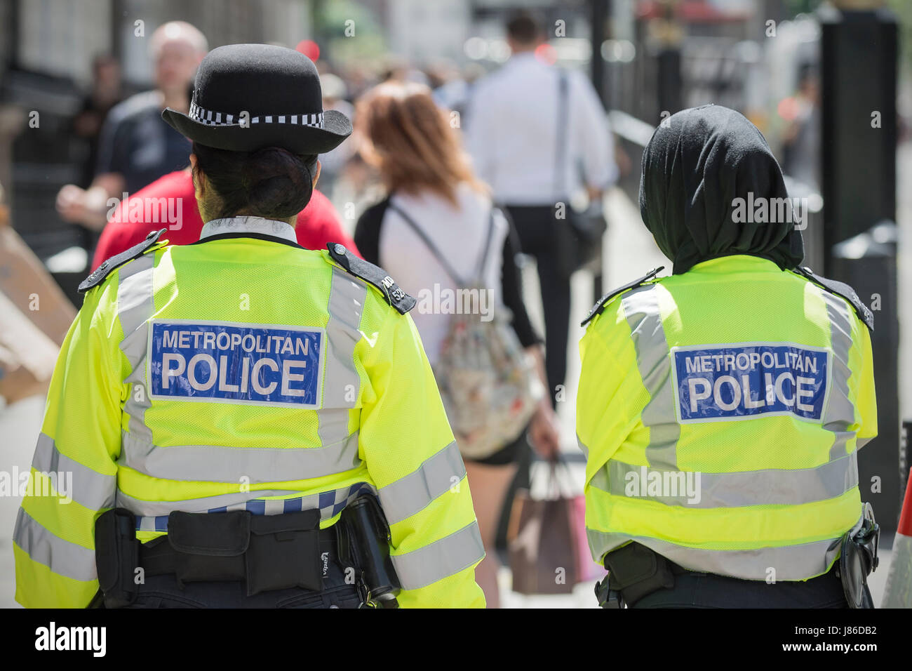 London, UK. 27. Mai 2017. Zwei Polizei Frauen patrouillieren, Whitehall, wie die UK Terrordrohung von kritischen bis stark, nach unten geneigt ist. Soldaten werden beginnen, wichtige Orte am Ende der Bank Holiday Wochenende entzogen werden wie Betrieb Temperer zurückgefahren ist. © Guy Corbishley/Alamy Live-Nachrichten Stockfoto