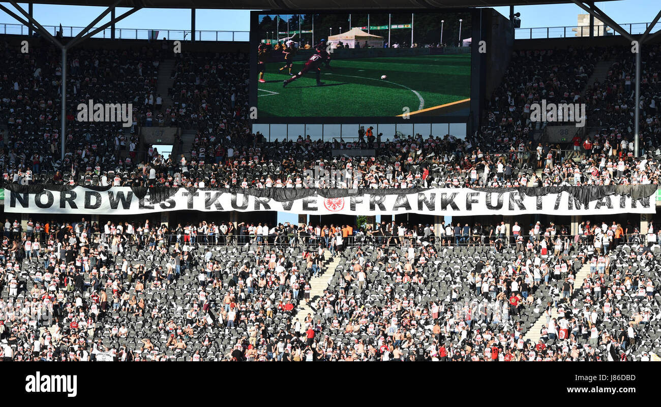 Frankfurter Fans nehmen ihre Sitze vor den deutschen DFB Pokal Finale zwischen Eintracht Frankfurt und Borussia Dortmund am Olympiastadion in Berlin, Deutschland, 27. Mai 2017. (EMBARGO Bedingungen - Achtung: der DFB verbietet die Nutzung und Veröffentlichung der sequentiellen Bilder über das Internet und andere Online-Medien während des Spiels (inkl. Pause). ACHTUNG: SPERRUNG ZEITRAUM! Die DFB ermöglicht die weitere Nutzung und Veröffentlichung der Bilder für mobile Dienste (vor allem MMS) und DVB-H und DMB erst nach dem Ende des Spiels.) Foto: Bernd Thissen/dpa Stockfoto