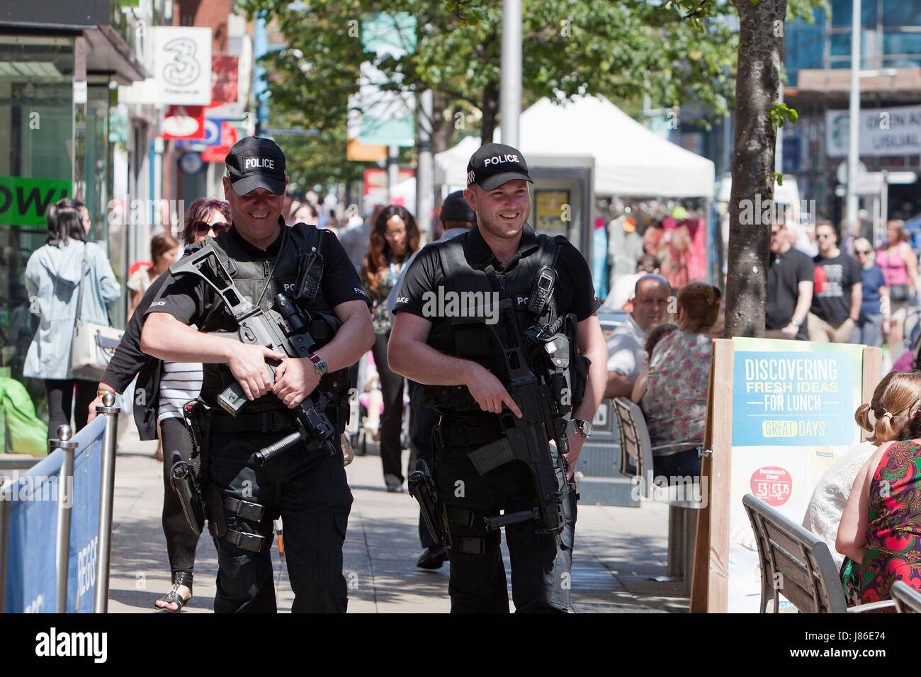 Lowestoft, UK. 24. Mai 2017. Bewaffnete Polizisten eine beruhigende und freundliche Präsenz unter Feiertag Shopper in Lowestoft Stadtzentrum entfernt.  © Adrian Buck / Alamy Live News. Stockfoto