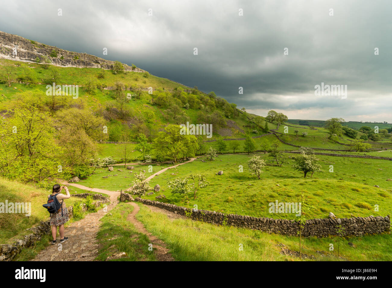 Malham Cove, North Yorkshire, UK. 27. Mai 2017. Die Hitzewelle in ganz Großbritannien hat wich Donner und Blitz in großen Regionen des North.Stormy Himmels erfasst über Malham Cove in North Yorkshire am Wochenende und Feiertagen wie Donner und Blitz Stürme eine unwillkommene das Wetter am Wochenende und Feiertagen ändern. Kredit-Robert Smith/AlamyLiveNews Stockfoto