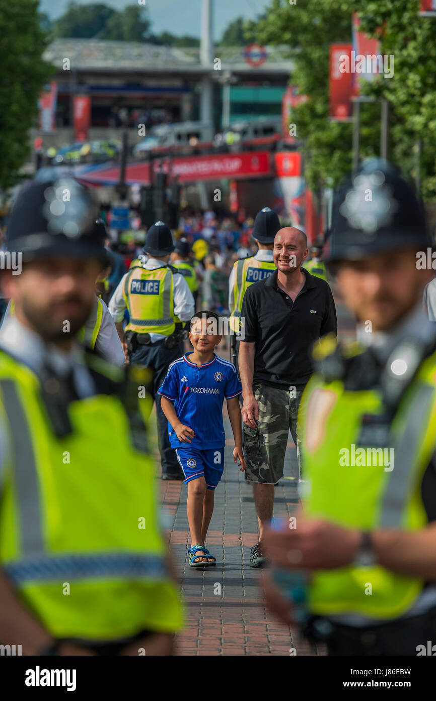 London, UK. 27. Mai 2017. Sicherheit ist eng mit vielen Polizei einschließlich bewaffnete Offiziere und gepanzerte Fahrzeuge - Chelsea und Arsenal-Fans kommen in Wembley Stadioum für FA-Cup-Finale. London 27. Mai 2017. Bildnachweis: Guy Bell/Alamy Live-Nachrichten Stockfoto