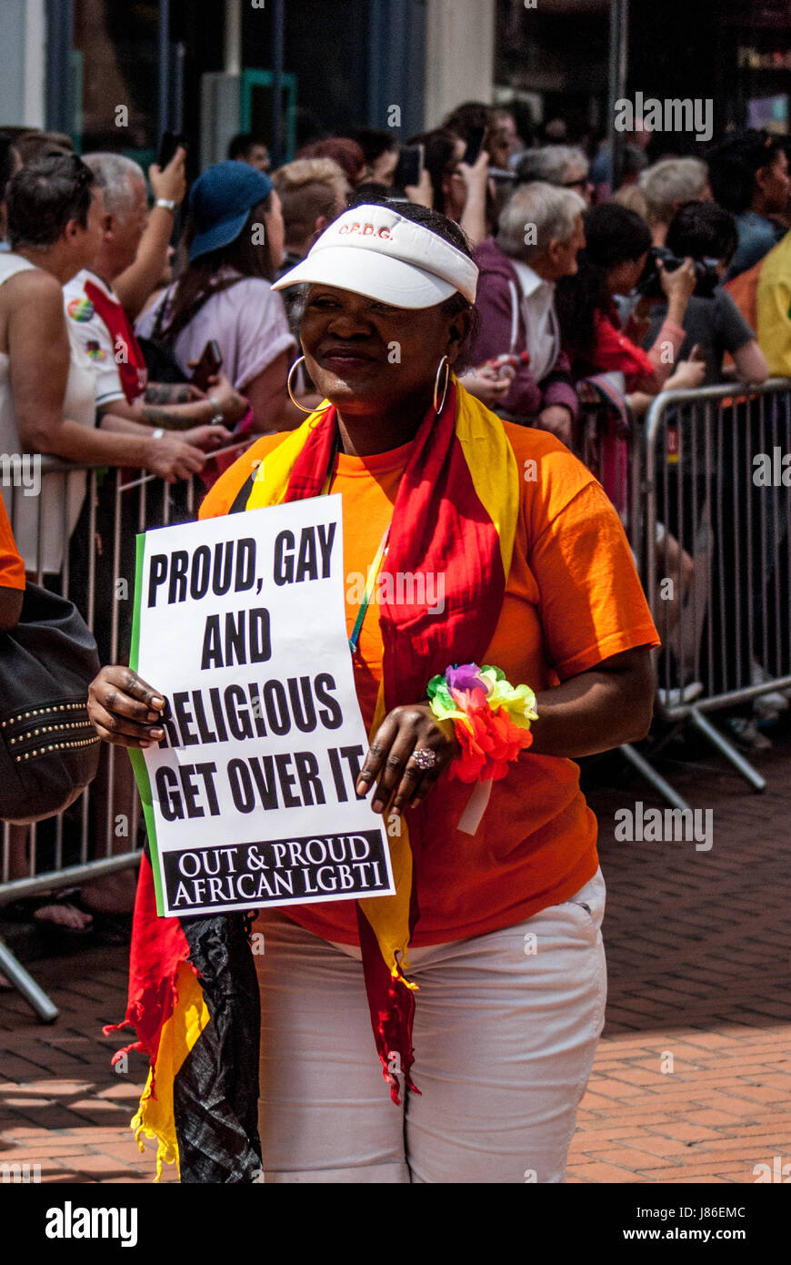 Birmingham, Vereinigtes Königreich. 27. Mai 2017. Tausende von Mitgliedern der LGBTQ Gemeinschaft versammelten sich heute für die Birmingham Pride Parade. Der Birmingham Stolz ist ein jährliches Festival für die LGBTQ Gemeinschaft in der Regel statt über Spring Bank Holiday.  Die Veranstaltung beginnt mit einer Parade von Victoria Square im Zentrum Stadt das Gay Village in Hurst Straße Credit: Jim Holz/Alamy Live News Stockfoto