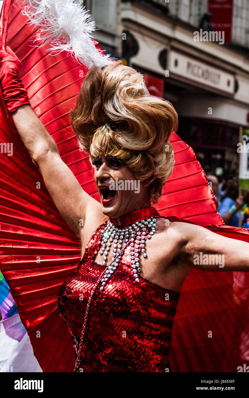 Birmingham, Vereinigtes Königreich. 27. Mai 2017. Tausende von Mitgliedern der LGBTQ Gemeinschaft versammelten sich heute für die Birmingham Pride Parade. Der Birmingham Stolz ist ein jährliches Festival für die LGBTQ Gemeinschaft in der Regel statt über Spring Bank Holiday.  Die Veranstaltung beginnt mit einer Parade von Victoria Square im Zentrum Stadt das Gay Village in Hurst Straße Credit: Jim Holz/Alamy Live News Stockfoto