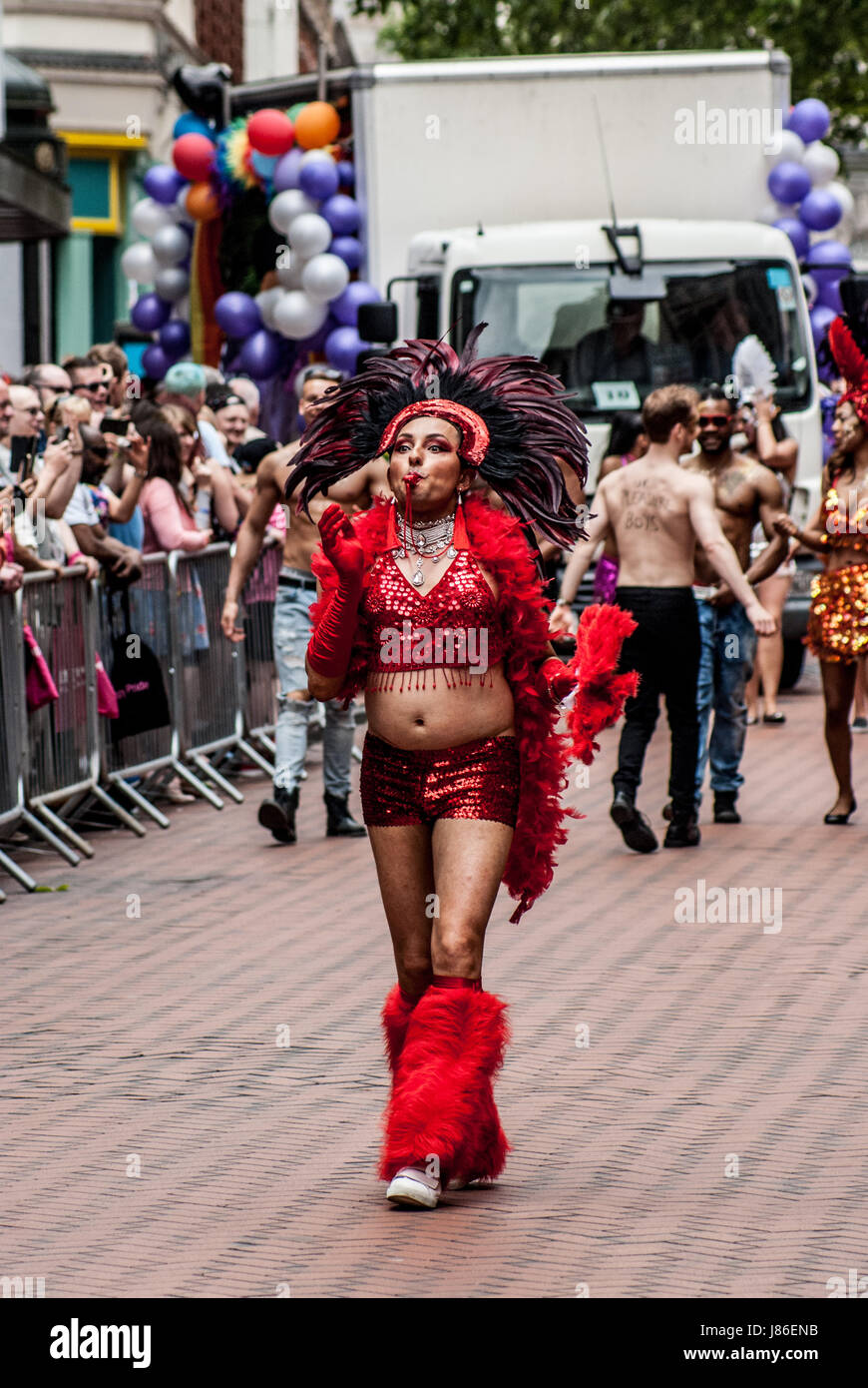 Birmingham, Vereinigtes Königreich. 27. Mai 2017. Tausende von Mitgliedern der LGBTQ Gemeinschaft versammelten sich heute für die Birmingham Pride Parade. Der Birmingham Stolz ist ein jährliches Festival für die LGBTQ Gemeinschaft in der Regel statt über Spring Bank Holiday.  Die Veranstaltung beginnt mit einer Parade von Victoria Square im Zentrum Stadt das Gay Village in Hurst Straße Credit: Jim Holz/Alamy Live News Stockfoto