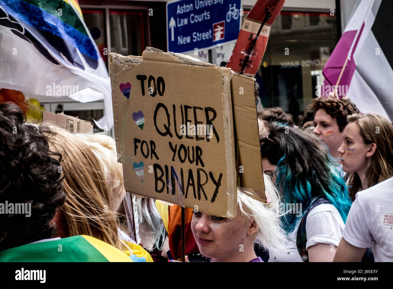 Birmingham, Vereinigtes Königreich. 27. Mai 2017. Tausende von Mitgliedern der LGBTQ Gemeinschaft versammelten sich heute für die Birmingham Pride Parade. Der Birmingham Stolz ist ein jährliches Festival für die LGBTQ Gemeinschaft in der Regel statt über Spring Bank Holiday.  Die Veranstaltung beginnt mit einer Parade von Victoria Square im Zentrum Stadt das Gay Village in Hurst Straße Credit: Jim Holz/Alamy Live News Stockfoto