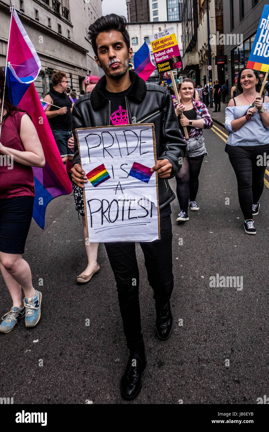 Birmingham, Vereinigtes Königreich. 27. Mai 2017. Tausende von Mitgliedern der LGBTQ Gemeinschaft versammelten sich heute für die Birmingham Pride Parade. Der Birmingham Stolz ist ein jährliches Festival für die LGBTQ Gemeinschaft in der Regel statt über Spring Bank Holiday.  Die Veranstaltung beginnt mit einer Parade von Victoria Square im Zentrum Stadt das Gay Village in Hurst Straße Credit: Jim Holz/Alamy Live News Stockfoto