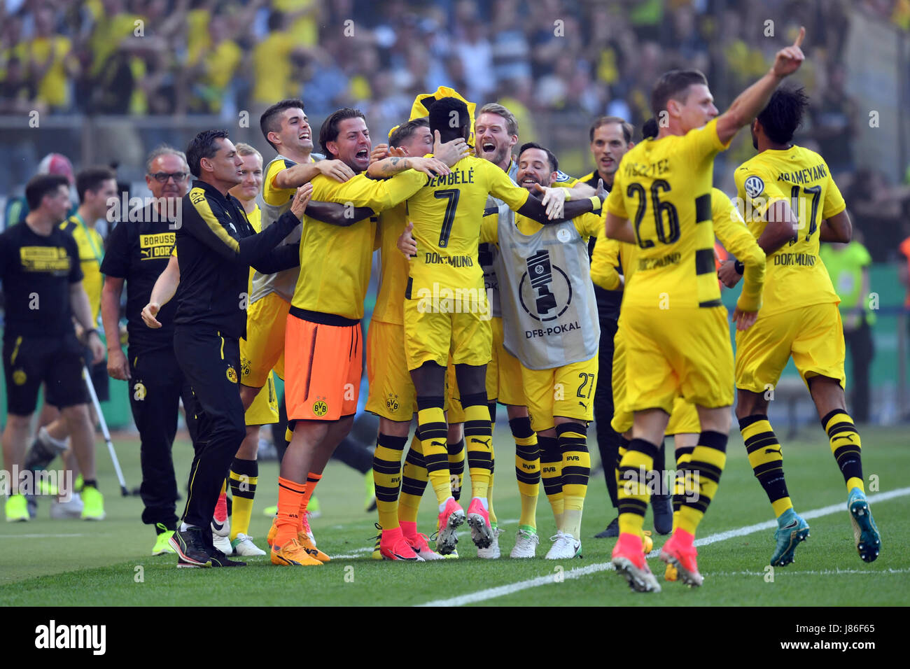 Berlin, Deutschland. 27. Mai 2017. Dortmunder Ousmane Dembele feiert seine 0-1 Partitur mit seinem Team bei den deutschen DFB Pokal Finale zwischen Eintracht Frankfurt und Borussia Dortmund am Olympiastadion in Berlin, Deutschland, 27. Mai 2017.  Kredit zu beenden: Dpa picture-Alliance/Alamy Live News Bildnachweis: Dpa picture-Alliance/Alamy Live News Stockfoto