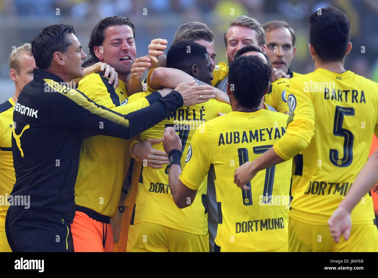 Berlin, Deutschland. 27. Mai 2017. Dortmunder Ousmane Dembele feiert seine 0-1 Partitur mit seinem Team bei den deutschen DFB Pokal Finale zwischen Eintracht Frankfurt und Borussia Dortmund am Olympiastadion in Berlin, Deutschland, 27. Mai 2017.  Kredit zu beenden: Dpa picture-Alliance/Alamy Live News Bildnachweis: Dpa picture-Alliance/Alamy Live News Stockfoto