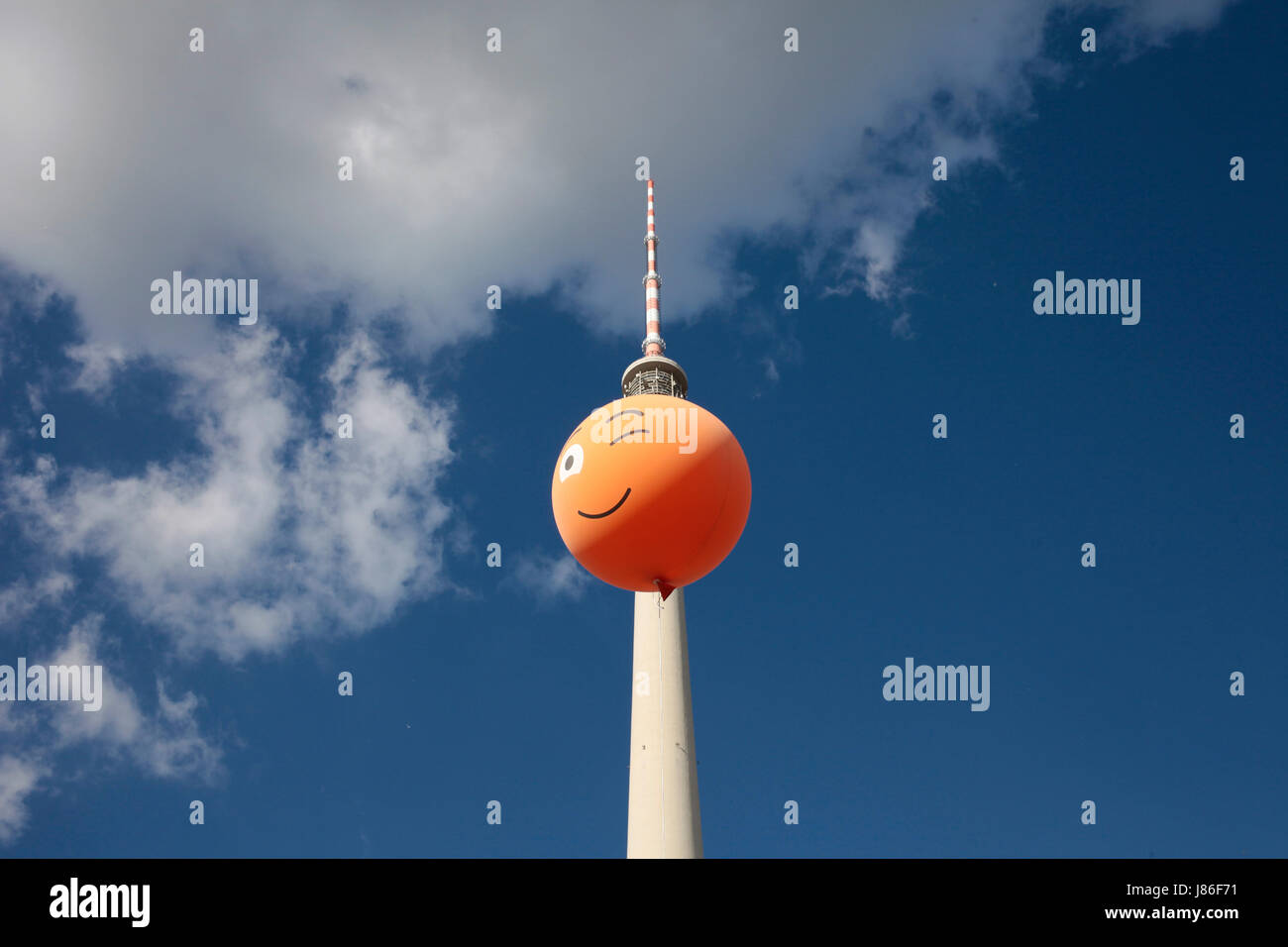 Simon Becker/le pictorium - deutsche evangelische Kirche (kirchentag) 2017 in Berlin - 26/05/2017 - Deutschland/Berlin/Berlin - der Fernsehturm am Alexanderplatz und ein kirchentag Ballon. Stockfoto