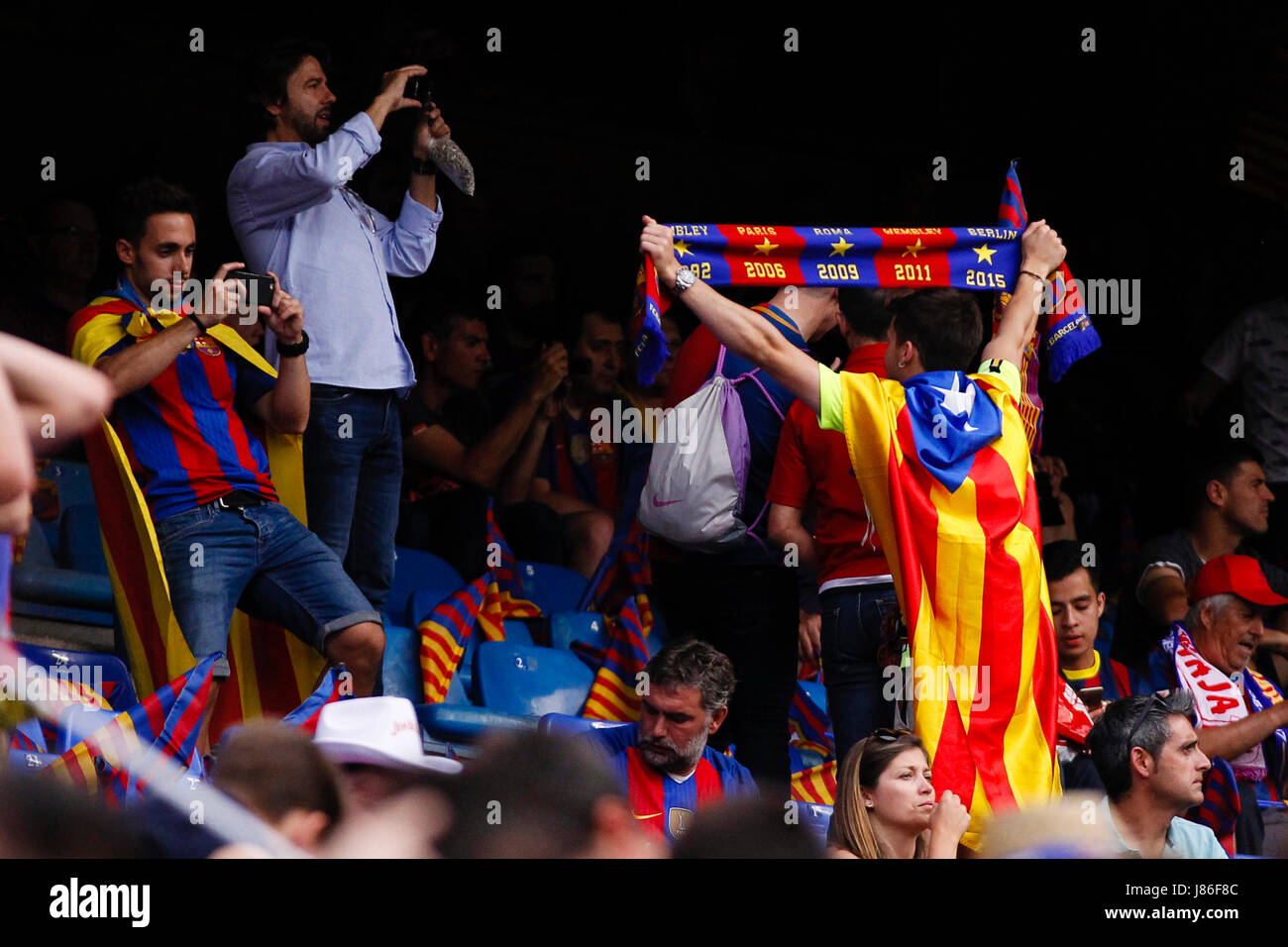 Die Fans beider Teams warten auf den Start des Spiels. Copa del Rey zwischen FC Barcelona Vs Deportivo Alaves im Vicente Calderon Stadion in Madrid, Spanien, 27. Mai 2017. Stockfoto