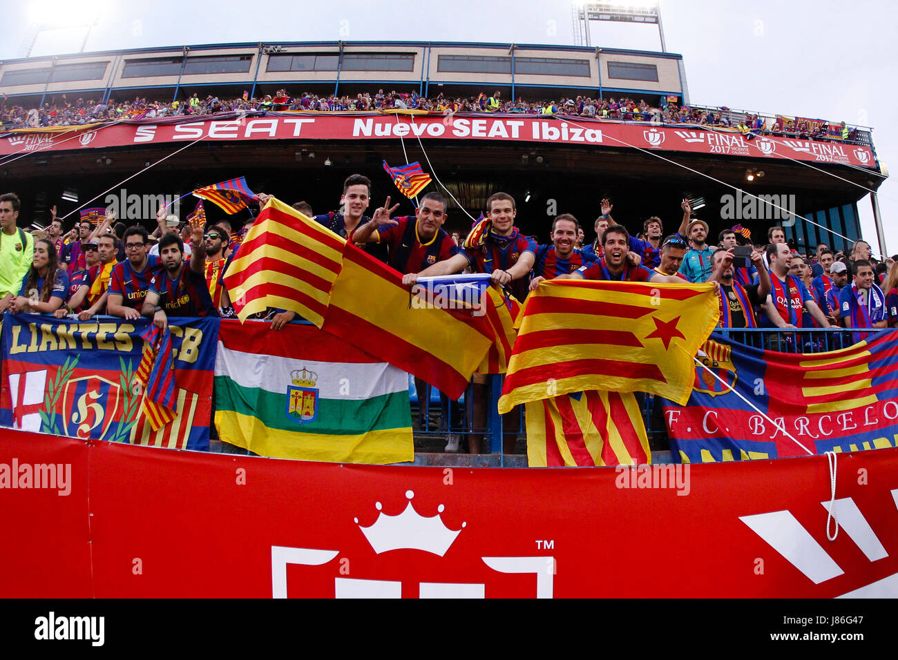 Die Fans beider Teams warten auf den Start des Spiels. Copa del Rey zwischen FC Barcelona Vs Deportivo Alaves im Vicente Calderon Stadion in Madrid, Spanien, 27. Mai 2017. Stockfoto